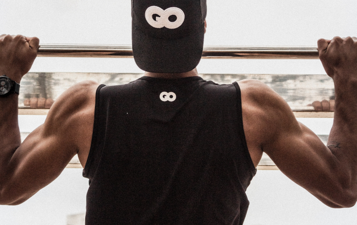 Mann macht Klimmzüge