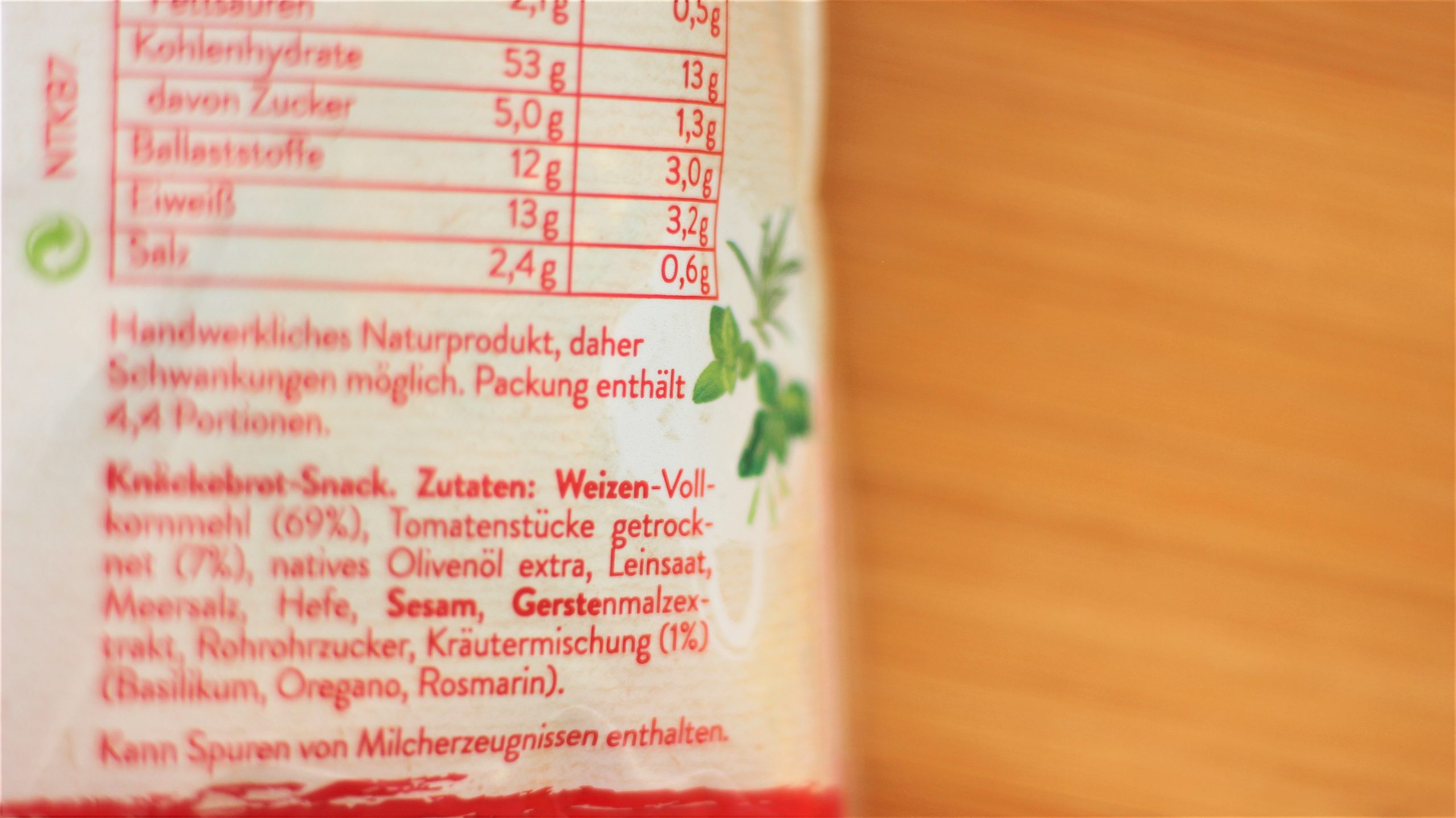 Produkt mit Zutatenliste und Nährwerttabelle